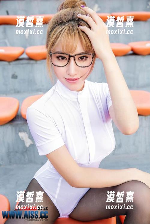 AISS爱丝(黄金版) - 那些年亚美依穿过的校服，看看这些图片，你会想起谁？