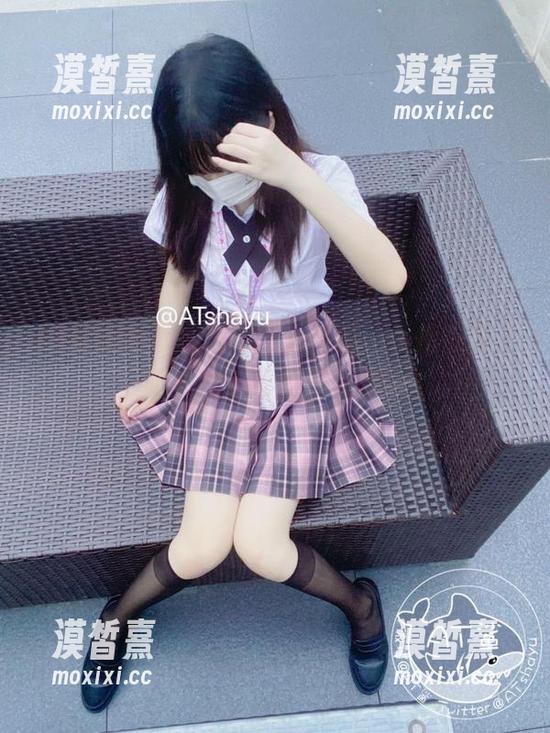 AT鲨 AT鲨的全套写真:吉他妹妹,手指在弦上跳舞,心也跟着舞动…