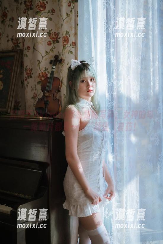 沉浸于Akisoso秋楚楚的写真：女神的每一张照片都是一剂‘颜值’良药！