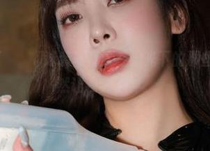 最新Dami(퀸다미)泳装写真：在阳光下的那些小细节，竟然让我晃了神。