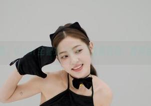高清写真里，G.su(全智秀)的长腿仿佛在说：再来点关注吧！