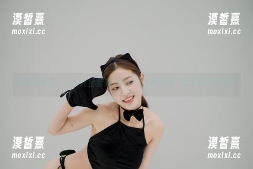 高清写真里，G.su(全智秀)的长腿仿佛在说：再来点关注吧！