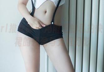 TuiGirl推女郎 - 冯雨芝的私拍快闪：短裙的轻盈与无限幻影
