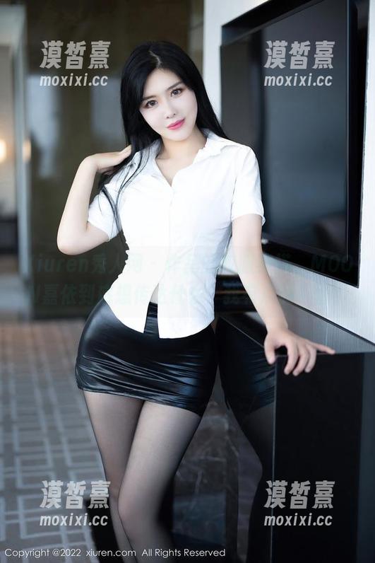 Xiuren秀人网 - 作品的校服穿搭，MOON嘉依到底想传达什么？我有点搞不懂！