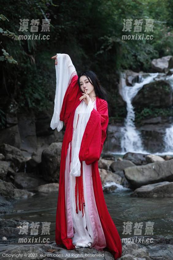 Xiuren秀人网 - 沫晓伊baby作品：短裤与自由，缺一不可的完美组合。