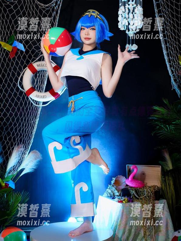 ZinieQ ZinieQ霓虹:她的全套写真有点像霓虹灯,闪得我眼花缭乱