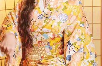 “yuuhui玉汇(kokuhui)的和服写真：看！连春风都为她驻足！”作品集，花瓣纷飞的写照。