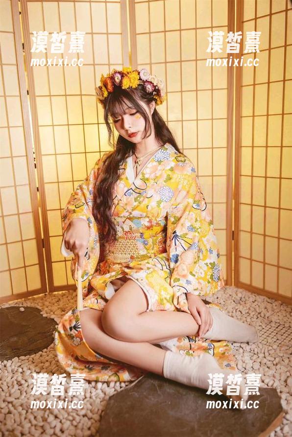 “yuuhui玉汇(kokuhui)的和服写真：看！连春风都为她驻足！”作品集，花瓣纷飞的写照。