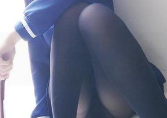 一小央泽背带裤与过膝袜：日常穿搭的高清资源，让你不得不爱上这个组合！