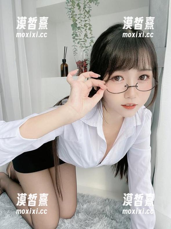 看！不呆猫的图库里，粉色衬衣女友就是这种温柔，一定要下载来看看！