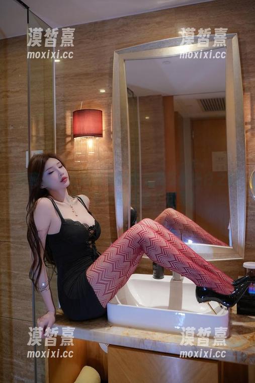 微密圈 - 在周妍希的魔鬼黑与诱惑白之间，想看免费图片就来这里！