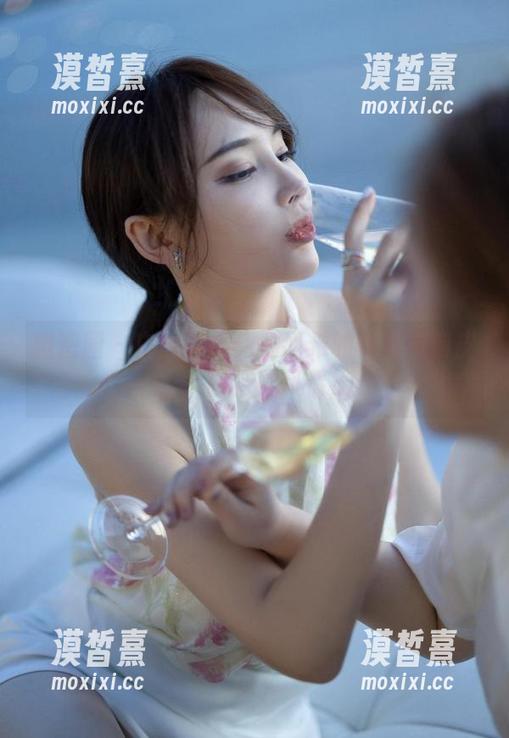 微密圈 - 白丝图册：周妍希的优雅与俏皮，一图万种风情！