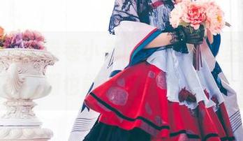 沉浸在大大卷卷小卷的定制写真里，加藤惠校服也能变得如此俏皮！