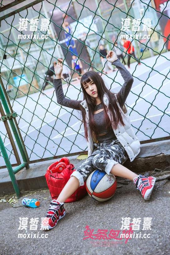 头条女神 - 牛魔王也想看：JennyR的免费奶牛图册，不看根本可惜！