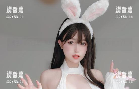 女主K私拍合集，这纯白上衣看得我心里痒痒的，太有魅力了！