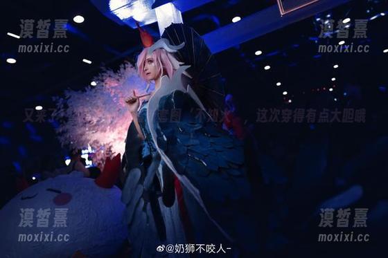 又来了！奶狮不咬人最新套图‘不知火’，这次穿得有点大胆哦！