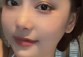 微密圈 - 奶雯超短黑皮裙大揭秘：作品集分享中的那些小惊喜！