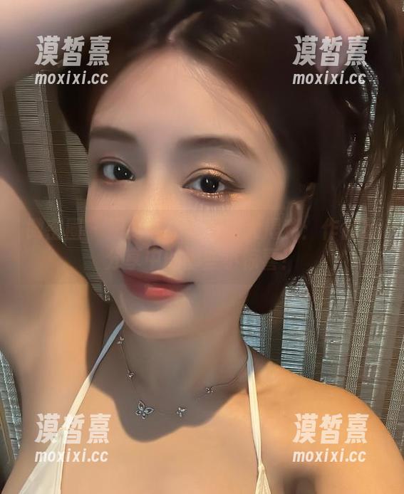 微密圈 - 奶雯超短黑皮裙大揭秘：作品集分享中的那些小惊喜！