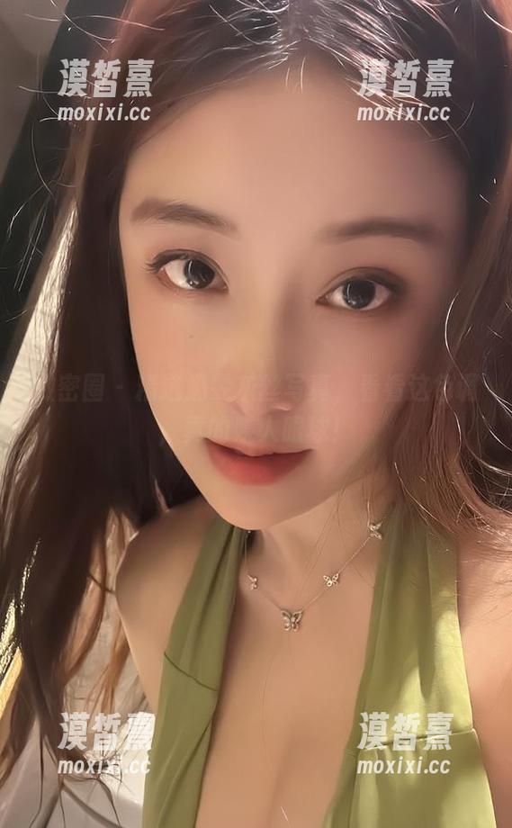 微密圈 - 精选奶雯灰丝写真，看看这色调，真的赚人眼球！