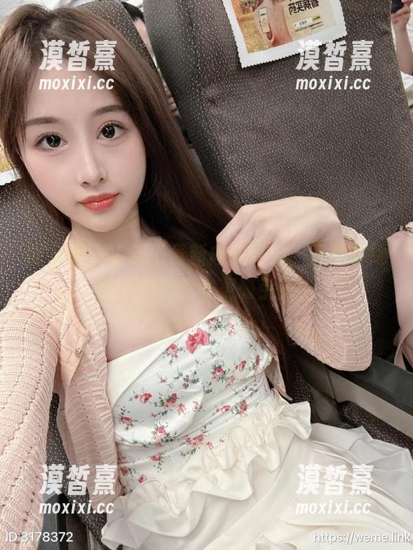 微密圈 - 小萌子最新内衣系列，照片中她的表情比内衣更吸引人？