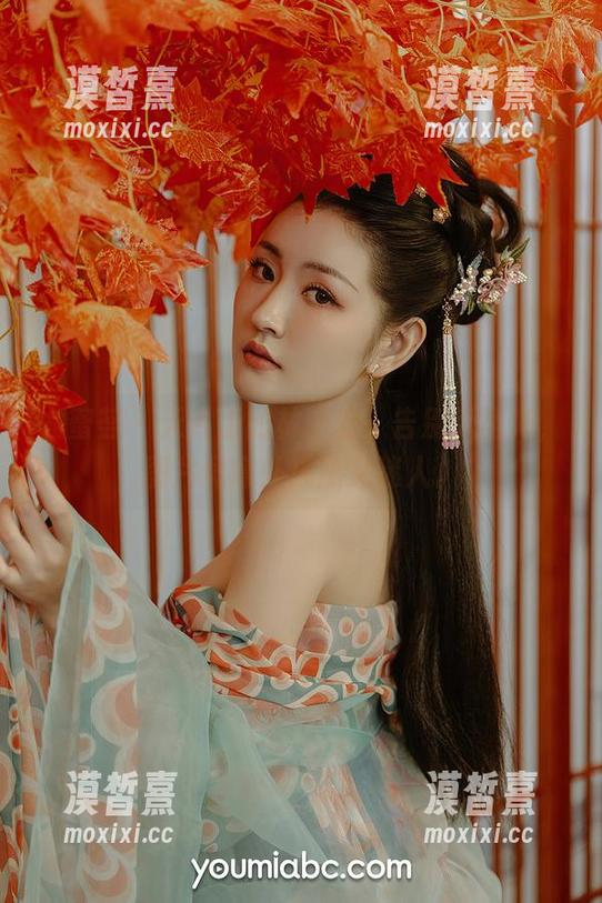 尤蜜荟 - 天台上的林茵茵，告别无圣光，图片竟意外成熟又迷人。