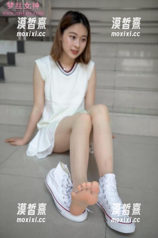 梦丝女神 - 这纯白的校服作品，灵唯真的把福利演绎得恰到好处！