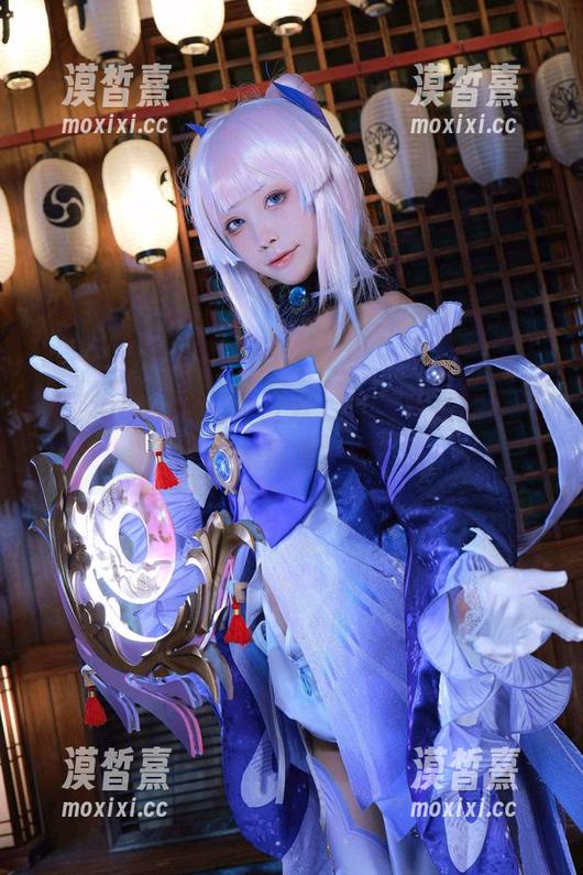 水淼aqua的写真狂欢：恶魔妹妹的魅力，快来图库拼图！