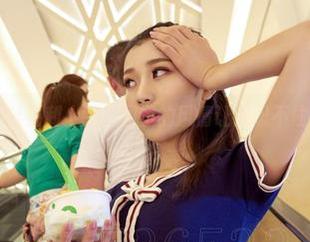 爱丝 - 若兮黑丝福利上线，图里的风情让人忍不住想多看几眼！