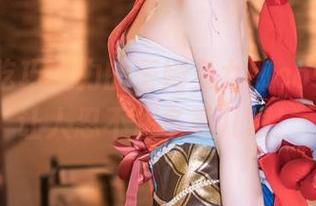白莉爱吃巧克力的蕾姆兔女郎cos，图片让人忍不住多看几眼！