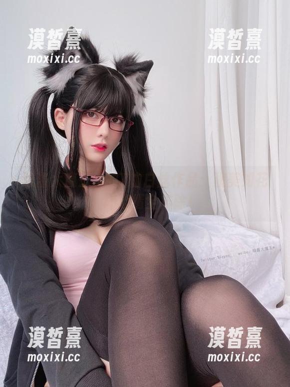 眼酱大魔王w的T恤白丝作品：貌美如花，坏心情全排除！