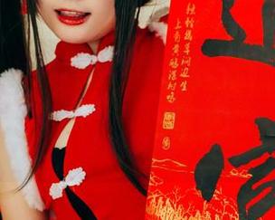 观看神沢永莉：浴室里那抹蓝白泳衣，配上那条辫子，哎呀，说不清是泳衣好看还是她好看。