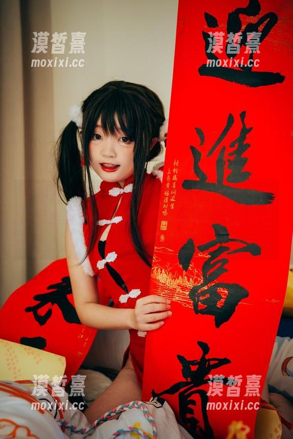 观看神沢永莉：浴室里那抹蓝白泳衣，配上那条辫子，哎呀，说不清是泳衣好看还是她好看。