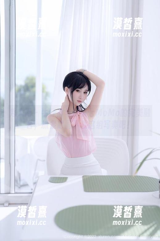 秀人网 - 牛仔裤与伊小七MoMo的完美融合，抓紧时间下载这组写真吧！