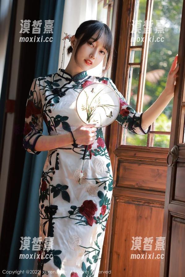 秀人网 - 奶茶味的包子的白衬衫写真合集，清新又聚焦，这种感觉真是爱不释手！