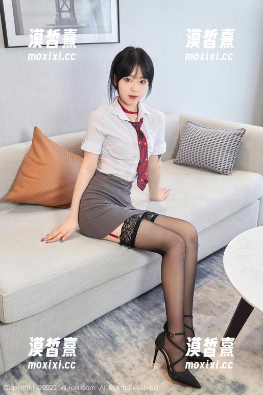 秀人网 - 当护士遇上时尚：戴渃欣的定制作品，药水外卖也得潮！