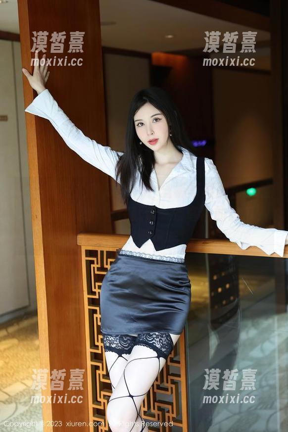 秀人网-拍黄瓜girl 秀人网 - 拍黄瓜girl:丝袜写真图包,越看越觉得它的存在就像一条弯曲的黄瓜,别有一番风味!