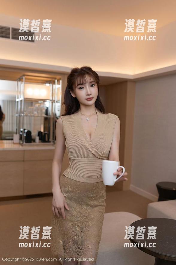 秀人网 - 白洁Bessie的泳池冒险：最新合集，快来看看她在水里怎么搞怪吧！