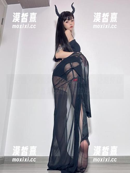 微密圈 - 聂傲娇的比基尼写真，让我怀疑这简直是泳池派对的逆袭！