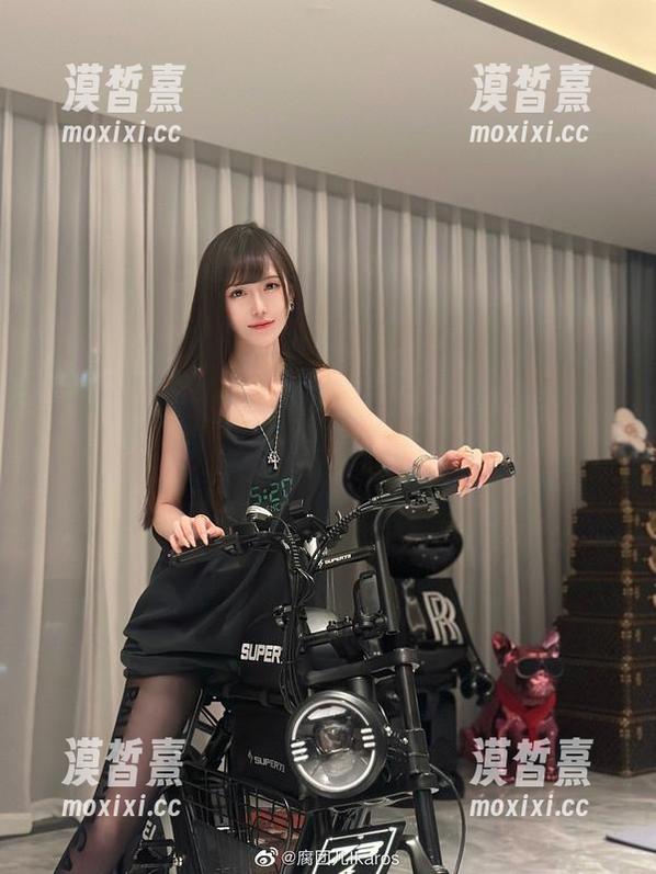 神奇的腐团儿Ikaros：她的套装让下载都想跟着走！