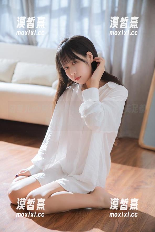 萌芽儿o0新写真集，更新的每一张美足都是对世界的小小挑衅
