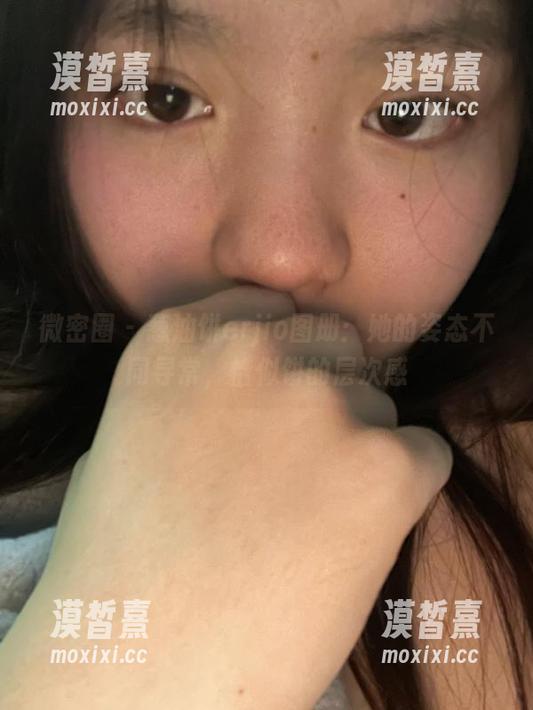 微密圈 - 葱油饼erjio图册：她的姿态不同寻常，恰似饼的层次感