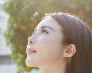 蜜桃社 - 波光粼粼，杏子与泳池：图库精选里的水下幻想