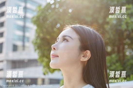 蜜桃社 - 波光粼粼，杏子与泳池：图库精选里的水下幻想