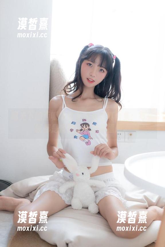 西呱呀呀呀 阳光下的西呱呀呀呀短裙写真合集:每一帧都是慢慢流淌的幸福感。
