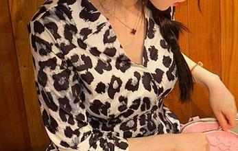 微密圈 - 轩子巨二兔在线的酒红礼服，高清拍得太绝美了，让人忍不住想多看几眼！
