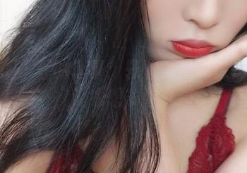 无意间发现的惊喜：轩萧学姐的裸足写真，让我想多看几遍