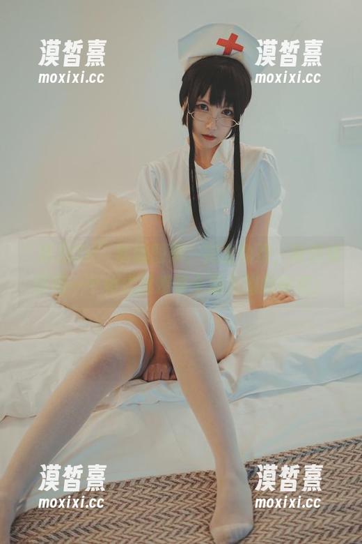 “逐月Su”瑜伽图册，完全免费，教你如何用一个体式颠覆整个朋友圈的审美！