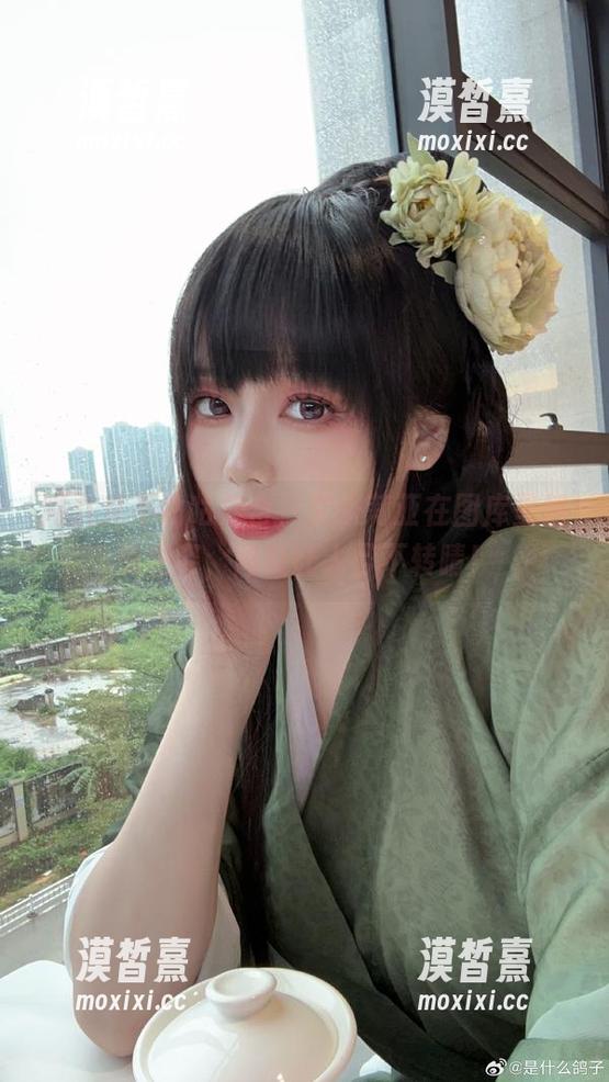 阿九从不咕咕集合，艾米莉亚在图库里摇曳生姿，简直让人目不转睛！