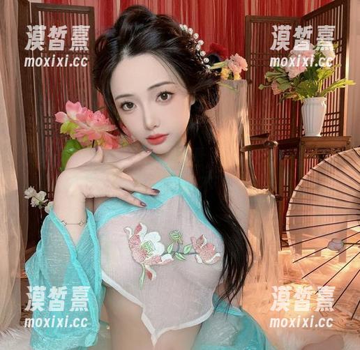 从未见过的雯妹不讲道理，短裤COS让人目不转睛，下载不下载？