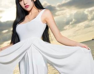 青豆客 - 颖莹儿YY白丝图包，一边看我一边想：这能算是艺术吗？